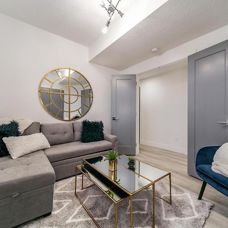 Bright Modern Home - King Bed - Free Parking - Fireplace - Fast Wi-Fi - Free Netflix Edmonton Extérieur photo